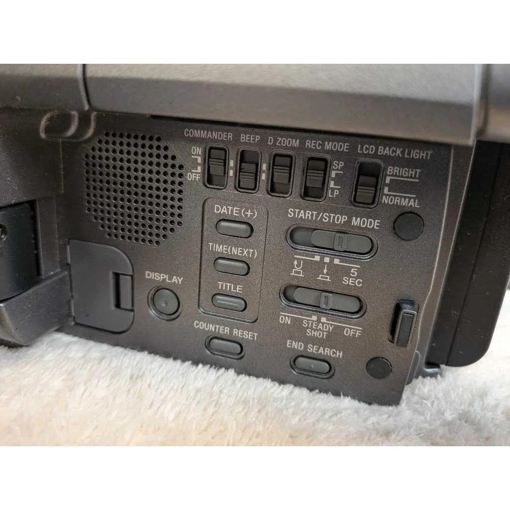 Sony Handycam CCD-TRV22 Video 8 Camcorder 26x Zoom‎ SteadyShot w AC Adapter
